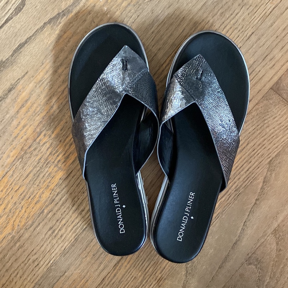 Donald Pliner flip flops size 9